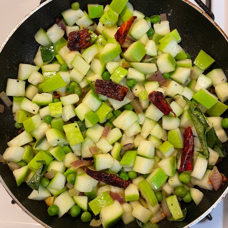 transfer bottle gourd and green peas into the pan